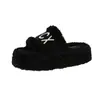Pantuflas mullidas de talla grande, de alta gama, transfronterizas para mujer, nueva colección Otoño/Invierno 2026, orientadas a la exportación, con diseños de letras, estilo europeo y americano, y suelas gruesas
