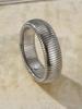 Pulsera Ancha Elástica de Acero de Titanio Popular Transfronteriza Europea y Americana para Mujer Anillo de Rayas Verticales Público Exagerado de Lujo Ligero de Nicho