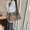 Nuevo Estilo de Principios de Otoño Alta Apariencia Retro Nicho Relajado Rayas Letras Bolso Tote Ligero para Viajar Cruzado Diseño Simple