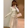 Linda blusa de tricô cinza estilo coreano com decote V e mangas compridas para mulheres, outono de 2025, top interno de gola baixa com um toque estiloso