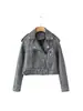 Fábrica de origen transfronteriza chaqueta de cuero PU retro para otoño/invierno 2026 con solapa única, cierre diagonal y cinturón