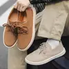 Sapatos masculinos, novos tênis casuais esportivos planos da moda de outono, sapatos de couro camurça retrô preguiçosos slip-on para homens