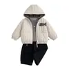 Conjunto infantil de otoño e invierno: Chamarra acolchada con capucha, estilo casual, con diseño tridimensional de peces, y pantalón a juego de pierna curva - un conjunto de tres piezas para niños pequeños