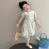 Vestido Doce para Meninas Verão 2026 Novo Estiloso Vestido Princesa com Gola Boneca Infantil Vestido Curto para Bebê Tendência