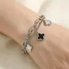 Pulsera de Acero de Titanio de Alta Gama que No se Desvanece con Diseño de Trébol de Cuatro Hojas para Mujer, Lujo Ligero, Versátil, Diseño de Nicho, Color Dorado, Adecuada para Usar en la Ducha