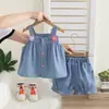 Moda Verão 2026 Conjunto Elegante de Macacão Jeans Fino com Suspensório para Meninas Pequenas Roupa de Verão da Moda para Meninas