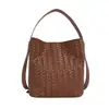 Bolso de axila tejido de gran capacidad con diseño único para mujer, nuevo bolso de hombro tipo cubo versátil de moda primavera 2026