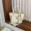 Bolsa tote moderna e de nicho, nova coleção de verão 2026, cor sólida popular, design minimalista, adequada para o trabalho e uso casual, bolsa de ombro ou bolsa transversal