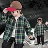 Camisa de cuadros verdes de otoño para niños, nuevo estilo primavera/otoño 2026, moderna y genial, top elegante para niños pequeños