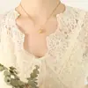 Colar com Pingente de Porquinho Dourado em Aço Titânio, Tendência e Versátil, com Design Único para Mulheres