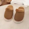 Pantuflas cálidas de algodón para niñas, con forro polar y grosor extra para uso en casa, nuevo estilo otoño/invierno 2026, suela suave, punta cerrada y antideslizantes; zapatos tipo Birkenstock para niños