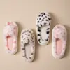 Pantuflas de algodón con puntera abierta, cálidas, de felpa, con manchas, para mujer, de Amazon, transfronterizas; pantuflas peludas con bloques de color y manchas, para interior del hogar, para mujer