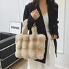Bolsa de felpa cálida para mujer 2024 otoño e invierno nueva moda bolsa esponjosa bolsa de mano portátil gran capacidad esponjosa