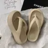 Chinelos de Verão Femininos para Uso Externo com Solas Grossas, Aumentam a Altura, Novo Modelo 2026, Antiderrapantes, Sola Macia, Sandálias de Praia, Para Banho, Conforto ao Caminhar