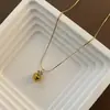Collar de acero de titanio Golden Love para mujer, estilo frío, elegante, cadena de clavícula, diseño de nicho, cadena de collar sencilla que combina con todo.