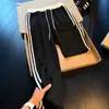 Calça de moletom atlética masculina estilo americano, com tricot waffle, blocos de cor listrados, corte slim, perna reta, perna larga, casual para o outono