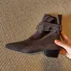 Botines color marrón Melad para mujer, colección otoño 2026, con punta cuadrada, material de gamuza, detalle de hebilla, diseño tipo calcetín, tacón grueso y diseño plisado, lo que los convierte en botas de moda.