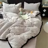 Estilo Hepburn Línea A Tallado Leche Polar Juego de Cuatro Piezas Invierno Estilo Encaje Funda de Edredón Engrosada Sábana Juego de Cama