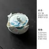 Tetera de porcelana azul y blanca pintada a mano con decoración bajo vidriado, con un diseño de peces jugando con flores de loto, adecuada para uso doméstico, un juego de preparación de té estilo chino