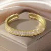 Pulseira Personalizada com Zircônia e Pedras de Strass em Toda a Volta para Mulheres, Estilo Nicho da Moda, Joia de Mão com Design Aberto e Pedras em Círculo Completo Atacado