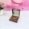 Caja de Joyería de Cuero PU en Ángulo Recto Etiqueta Dorada con Bordes Gruesos para Anillos, Collares, Pulseras y Empaque de Joyería de Moda