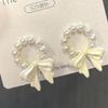 [Princesa en Fuga] Pendientes Dulces de Moño Color Crema con un Diseño Único, Simples y Elegantes, Pendientes Versátiles