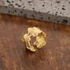 Anillo vintage de trébol de cuatro hojas para mujer, lujo ligero con un toque de alta gama, acero de titanio chapado en oro de 18 quilates, versátil y elegante, diseño de nicho