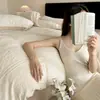 Juego de ropa de cama de cuatro piezas de terciopelo de leche, que incluye una sábana bajera y un cubrecama decorativo, con una sensación lujosa y cálida, adecuado para dormitorios y estudiantes; un conjunto de tres piezas con grosor adicional para mayor calidez