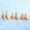 Aretes de triángulo de acero de titanio con superficie de paisaje simple de lujo ligero, exquisitos coreanos, oro rosa, acero inoxidable, venta al por mayor