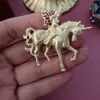 Qingdao Shenji Wholesale Broche Decorativo Relieve Retro Europeo y Americano Ropa para Mujer Hombre Oro Mate