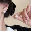 Pendientes de Clip de Lujo Ligero Estilo Hong Kong sin Agujeros para Orejas Pendientes Geométricos de Perla y Camelia para Mujer Sentido Avanzado Simples Elegantes Pendientes Versátiles