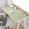 Tapete de mesa de couro liso, adicionando um toque de elegância à sua mesa de jantar ou escrivaninha. É resistente a manchas, à água, ao óleo, ao calor e fornece isolamento. Adequado para mesas de jantar e escrivaninhas de estudante