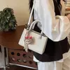 Bolso bandolera cruzado de hombro de moda de color liso popular para mujer 2026, nuevo bolso cuadrado pequeño casual para ir al trabajo, versátil