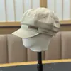 Gorra octogonal retro de gamuza con etiqueta pequeña de cuero para otoño e invierno para mujer, nueva moda 2026 gorra de vendedor de periódicos versátil