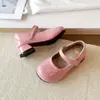 Sapatos Mary Jane femininos fofos 2026 primavera e outono novo estilo sapatos femininos de couro envernizado salto grosso estilo universitário sapatos de couro com fivela