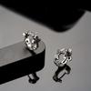 Pendientes de cruz tendencia de moda masculina personalidad diseño creativo sentido hebilla de oreja para mujer de alta gama joyería versátil pendientes al por mayor