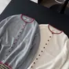 Nuevo cárdigan de punto de estilo coreano a la moda para mujer, cuello redondo, manga larga, corte holgado, efecto adelgazante, top versátil, suéter rojo con bloques de color, 2026