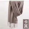 Bufanda de cachemira sintética para mujer versión coreana de otoño e invierno cálida color liso reunión anual bufanda de cachemira roja chal con flecos venta al por mayor de fábrica