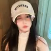 Gorra de Béisbol con Letra Gruesa para Mujer, Combinación Perfecta para Mostrar la Cara, Gorra Pequeña de Copa Dura con Visera Ancha para Cabeza Grande, Sombrero Cremoso-blanco de Moda