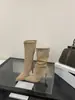 Botas femininas de camurça cáqui Hong Kong com saltos finos, novo modelo 2026, botinhas de bico fino, sapatos de salto alto, botas empilhadas afuniladas na panturrilha