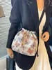 2025 Nueva Bolsa de Lona Bordada con Mariposas de Gran Capacidad Verano Cordón Estilo Nacional Artística Bolso de Hombro Bolso Cubo para Viajes