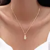 Quatro colares de pingente divertidos: Corrente de clavícula com laço/formato de livro cravejada de diamantes, colares de nicho para o dia a dia