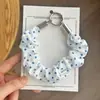 Fábrica grande de Yiwu verano nuevo estilo coreano exquisito hebilla plana scrunchie plisado cadena para teléfono colgante para teléfono llavero