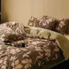 Conjunto de cama de quatro peças com pelo de coelho espesso dupla face para outono e inverno, apresentando capa de edredom estampada, lençol de cima e lençol com elástico, feito com tecido quente de veludo de leite