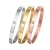Pulseira versátil de trevo de quatro folhas cravejada de diamantes, europeia e americana, design de nicho simples e estiloso, pulseira versátil feminina de aço inoxidável