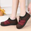 Nuevos Zapatos de Algodón del Viejo Pekín 2024 para Mujer Invierno con Forro de Felpa Zapatos para Madres de Mediana Edad y Ancianos Slip-on Antideslizantes Cálidos Botas de Abuela