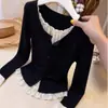 Camisa feminina elegante estilo francês, novo design outono 2026, emenda de renda, falso duas peças, top versátil e moderno