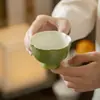 Xícara Pequena de Cerâmica com Esmalte Verde Mandarina e Pontos Dourados, Xícara de Cerâmica Alta em Formato de Pétala, Nova Xícara de Chá para Degustação Estilo Chinês, Xícara de Chá Kung Fu