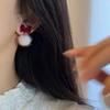 Pendientes de terciopelo rojo con lazo de felpa para otoño e invierno de Año Nuevo 2025, pendientes Mao, pendientes únicos de bolas de pelo para mujer.