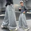 Nueva colección de otoño de ropa infantil: Pantalones deportivos para niños de pierna recta con estampado integral, pantalones largos de punto holgados para niños mayores, estilo moderno para primavera y otoño de 2026